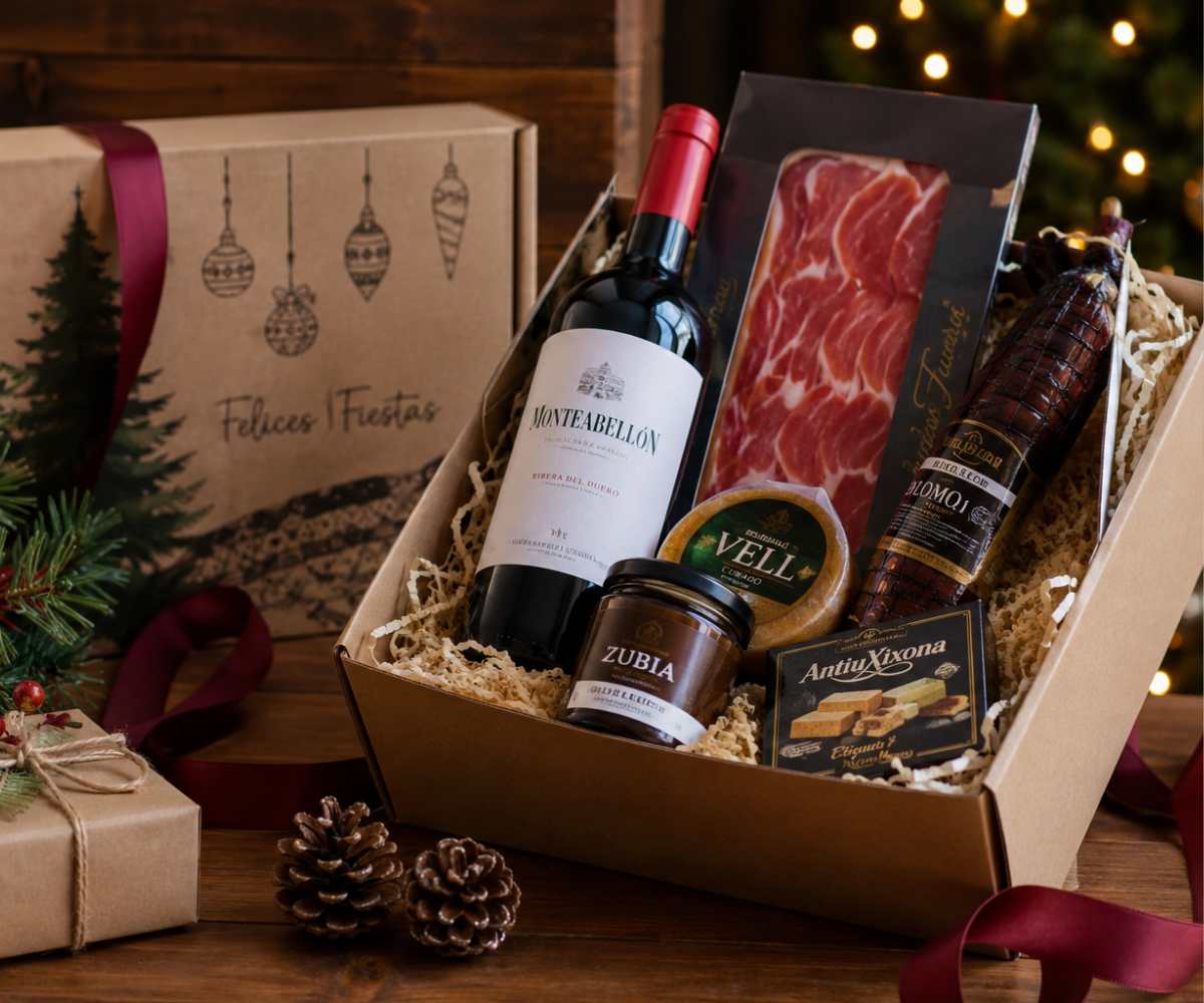 La campaña navideña es uno de los momentos más importantes del año para muchas empresas. Además de seleccionar cuidadosamente los productos que formarán parte de los regalos corporativos, también conviene prestar atención a un elemento que influye directamente en la presentación: las cajas de Navidad. Elegir el embalaje adecuado no solo protege el contenido, sino que también mejora la imagen de la empresa y hace que el regalo resulte mucho más especial. Tanto si vas a preparar unas pocas cestas como si necesitas cientos de unidades para clientes o empleados, escoger bien las cajas puede ayudarte a optimizar el presupuesto sin renunciar a una presentación cuidada. Por este motivo, conviene conocer qué aspectos debes valorar antes de realizar tu compra. Por qué las cajas de Navidad son mucho más que un embalaje Las primeras impresiones cuentan. En el caso de las cestas navideñas, el embalaje es lo primero que recibe el destinatario y condiciona la percepción del regalo incluso antes de abrirlo. Una caja resistente, bien diseñada y adaptada al contenido transmite profesionalidad y refuerza la imagen de la empresa. Además, protege productos delicados como botellas, turrones, vinos o embutidos durante el transporte y el almacenamiento. Por tanto, invertir en un embalaje de calidad no debe entenderse como un gasto adicional, sino como una forma de mejorar la experiencia del cliente o del trabajador que recibe el obsequio. Qué debes tener en cuenta al elegir cajas para cestas navideñas No todas las cajas sirven para cualquier tipo de regalo. Antes de decidirte por un modelo concreto, conviene analizar varios factores. El tamaño adecuado según el contenido Uno de los errores más habituales consiste en utilizar cajas demasiado grandes. Esto provoca movimientos en el interior y aumenta el riesgo de que algunos productos sufran daños. Por el contrario, una caja excesivamente pequeña dificulta la colocación de los artículos y puede perjudicar la presentación final. Lo ideal es elegir un embalaje que permita distribuir cómodamente todos los productos y, al mismo tiempo, deje espacio para incorporar materiales de protección o elementos decorativos. La resistencia del cartón Las cestas navideñas suelen incluir productos con cierto peso, especialmente cuando incorporan botellas o conservas. Por este motivo, es recomendable optar por cartón ondulado de alta resistencia, capaz de soportar el transporte sin deformarse ni perder estabilidad. Una buena caja facilita además el apilamiento durante el almacenamiento y reduce el riesgo de incidencias logísticas. Cajas jamoneras: la mejor opción para un regalo muy especial Cuando el protagonista del regalo es un jamón, el embalaje adquiere todavía más importancia. Las cajas jamoneras están diseñadas específicamente para proteger este tipo de productos durante el transporte. Sus dimensiones permiten alojar cómodamente la pieza y mantenerla inmovilizada, evitando golpes o desplazamientos. Además de ofrecer una mayor seguridad, este tipo de cajas proporciona una presentación mucho más elegante y profesional, algo especialmente valorado en campañas de regalos de empresa. Así que, si el jamón forma parte de tu cesta o se entrega como regalo individual, utilizar una caja específica siempre será la mejor decisión. Cómo ahorrar sin renunciar a una buena presentación Reducir costes no significa elegir el embalaje más barato. Una planificación adecuada permite optimizar el presupuesto sin comprometer la calidad. Algunas recomendaciones útiles son: Elegir el tamaño justo para cada tipo de cesta. Utilizar cajas resistentes que eviten roturas y devoluciones. Apostar por modelos personalizables que sirvan para diferentes campañas. Comprar el embalaje con suficiente antelación para evitar problemas de disponibilidad. Además, una caja de calidad puede reutilizarse posteriormente para almacenamiento, lo que incrementa el valor percibido del regalo. La personalización marca la diferencia Cada vez más empresas utilizan el embalaje como una herramienta de comunicación. Añadir el logotipo, los colores corporativos o un mensaje de felicitación convierte una caja en un elemento más de la estrategia de marca. La personalización del packaging mejora el recuerdo de la empresa y transmite una imagen mucho más cuidada. Además, aporta un valor añadido que los destinatarios suelen apreciar especialmente durante la Navidad. Encuentra las cajas de Navidad que mejor se adaptan a tu empresa Elegir un buen embalaje es tan importante como seleccionar los productos que formarán parte del regalo. Una caja resistente, bien diseñada y personalizada protege el contenido y mejora la experiencia de quien la recibe. En Cajas y Precintos encontrarás las soluciones que necesitas para preparar las cestas navideñas de tu empresa, así como cajas jamoneras y otros embalajes específicos para alimentación, todos ellos totalmente personalizables para adaptarse a la imagen de tu negocio. Puedes descubrir todas las opciones disponibles en su categoría de alimentación: https://www.cajasyprecintos.com/categoria-producto/alimentacion/ Además, si quieres conocer más sobre la empresa y sus soluciones de embalaje profesional, puedes visitar su perfil en https://maps.app.goo.gl/2jwjGBTAD5kUZfa46. Porque una buena presentación también forma parte del regalo. Y elegir las cajas de Navidad adecuadas es la mejor manera de cuidar cada detalle sin que el presupuesto se dispare.